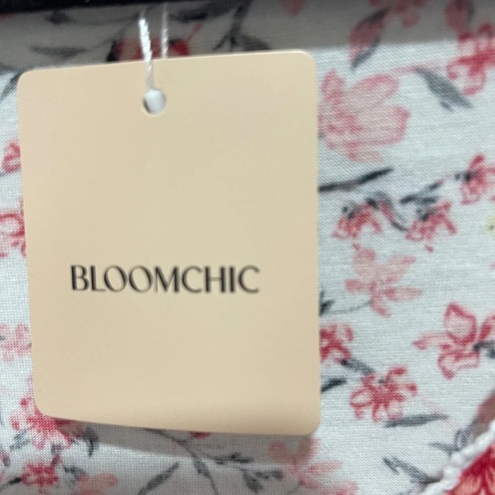 Bloomchic Woomen's 22/24 V-Neck T-Shirt with Lace Details White with Pink Floral - Picture 9 of 16